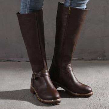 Low heeled square boot girl