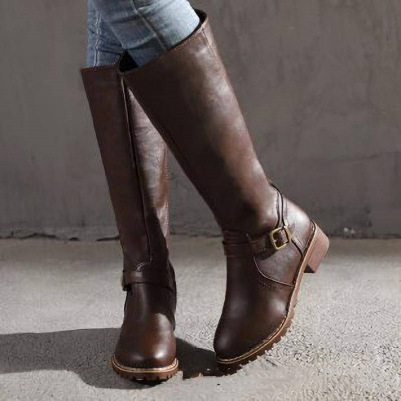 Low heeled square boot girl