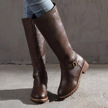Low heeled square boot girl